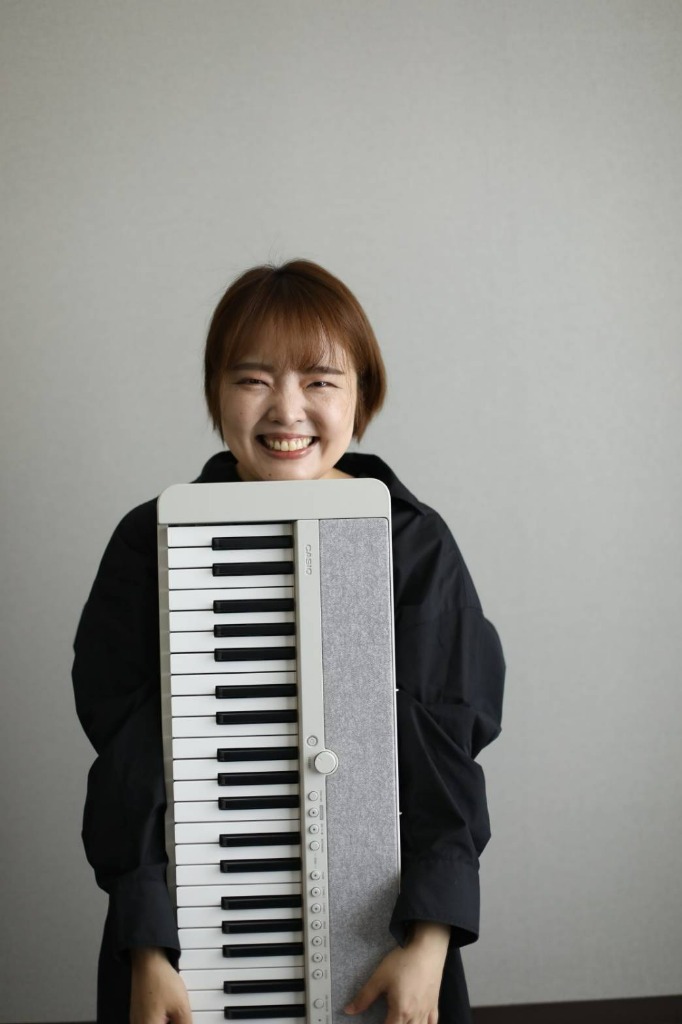 Honjoh Ayumi with keyboard
